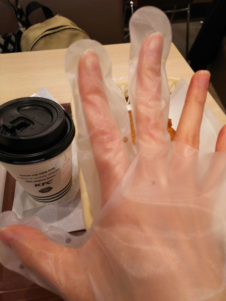 KFC手袋を装着