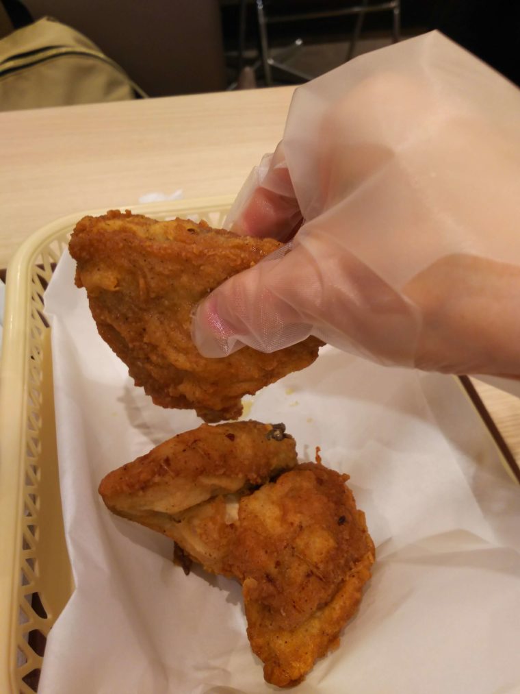 ケンタッキーの手袋でチキンを食べる