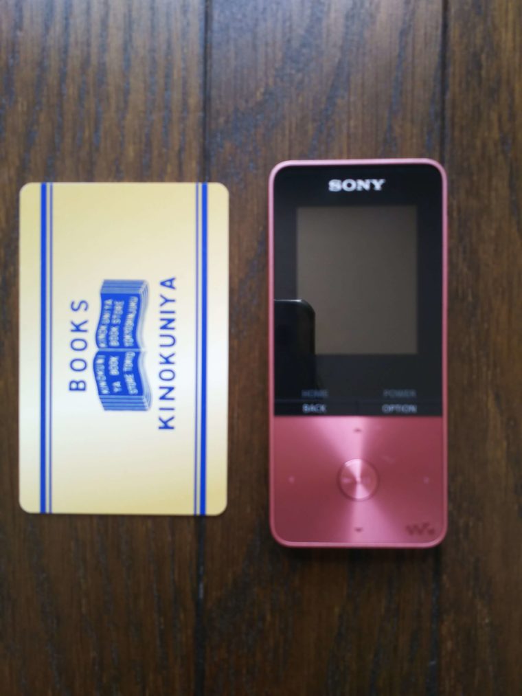 ソニーウォークマンの NW-S 310と一般的大きさのカード