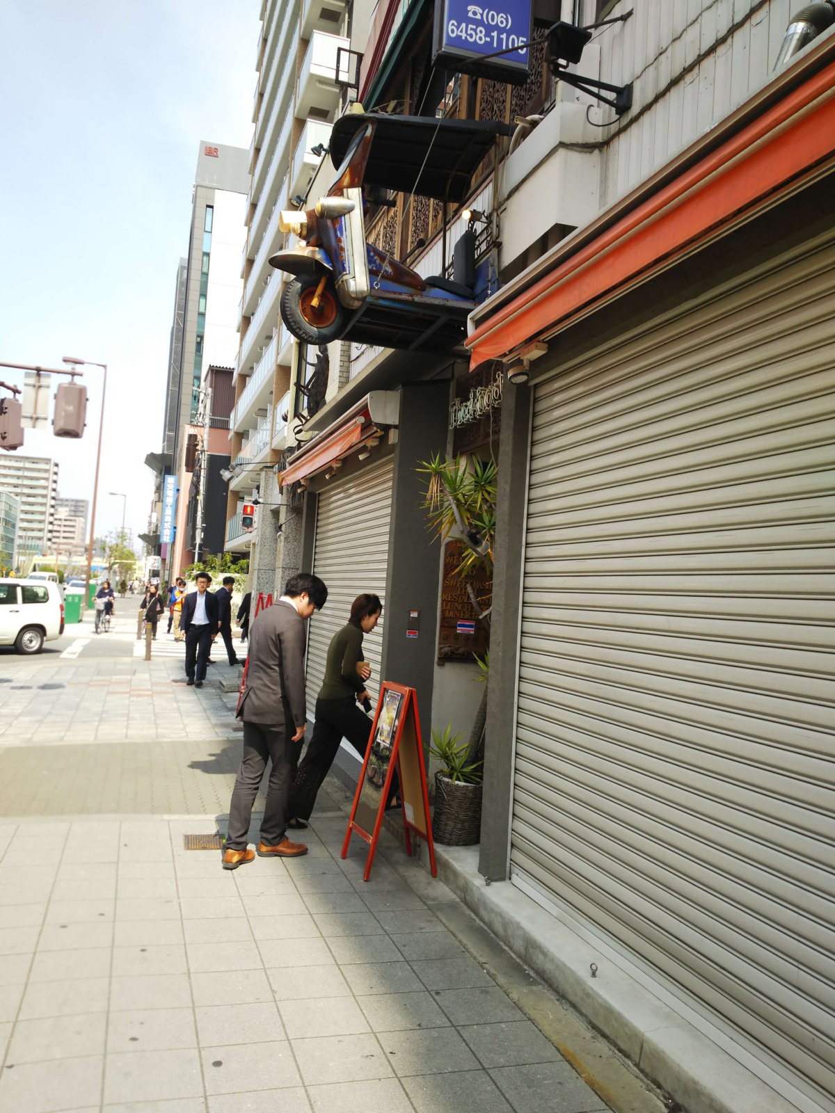 なぜかスクーターがぶら下がっているのが目印