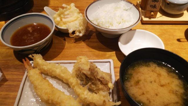 『天ぷらまきの梅田』のまきの定食の一部