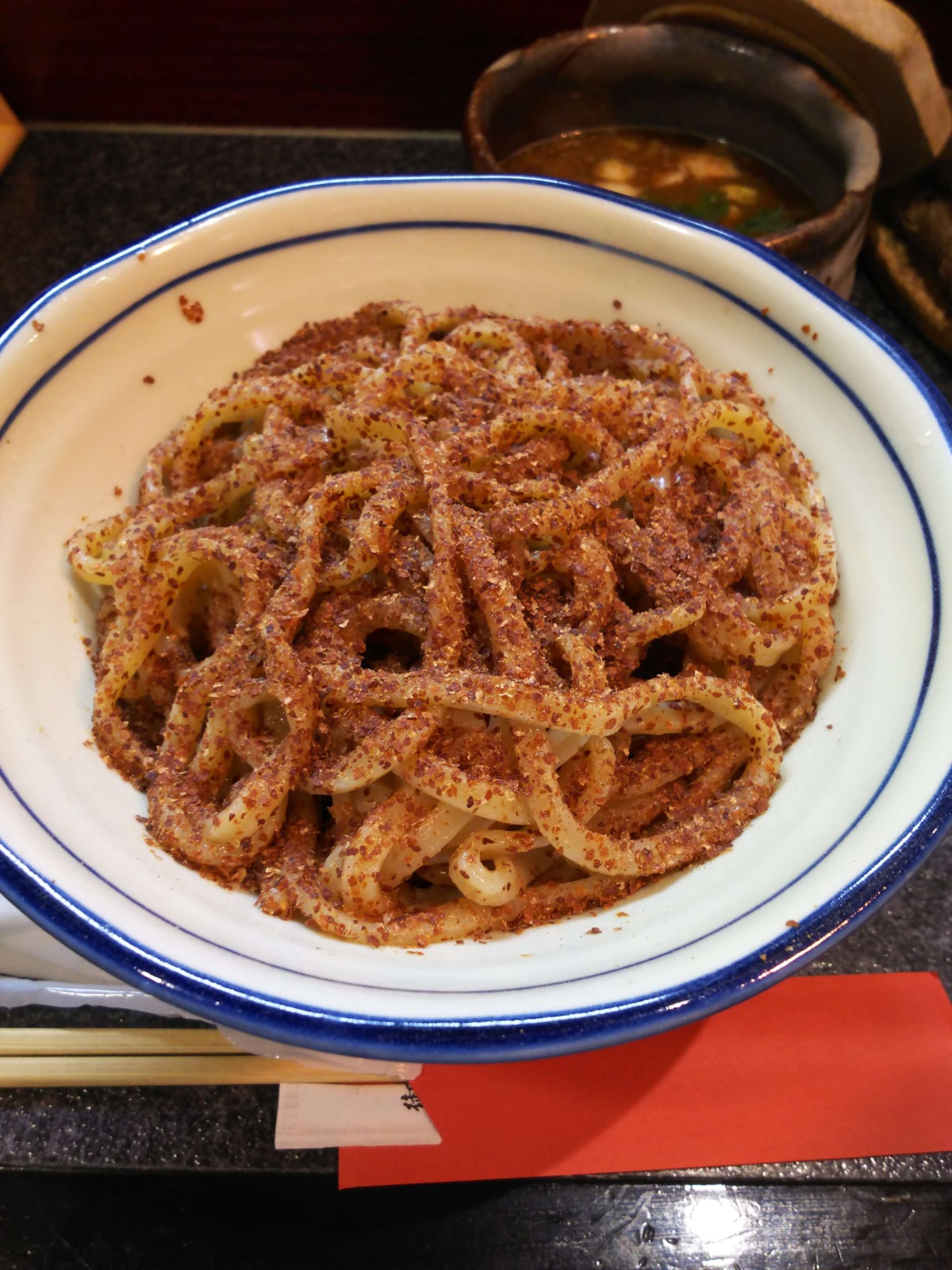 麺は太く少し縮れています。