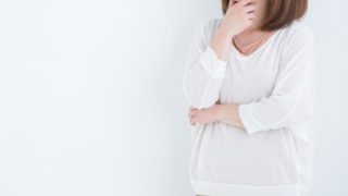 考える女性