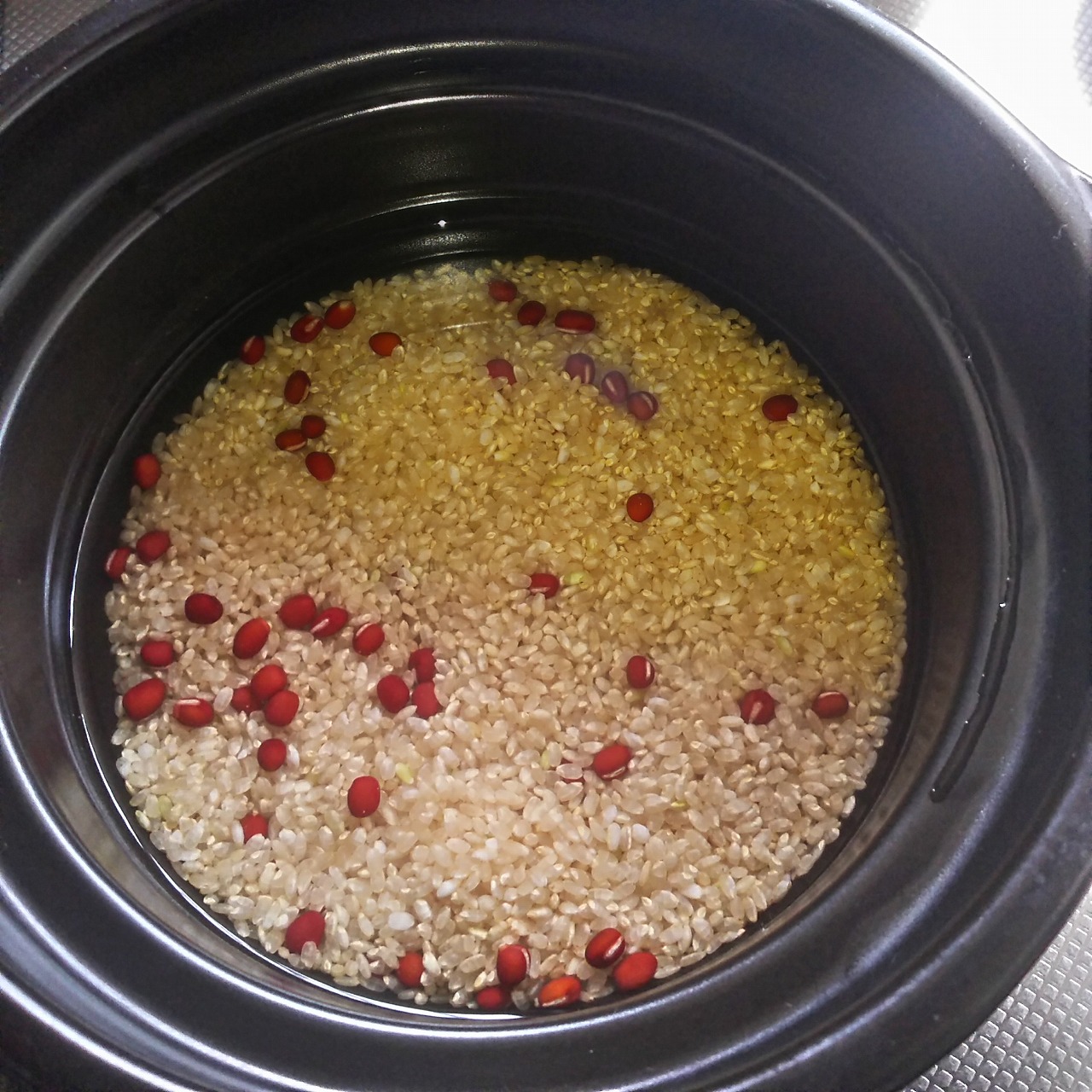 ハリオの土鍋に入れた玄米と小豆