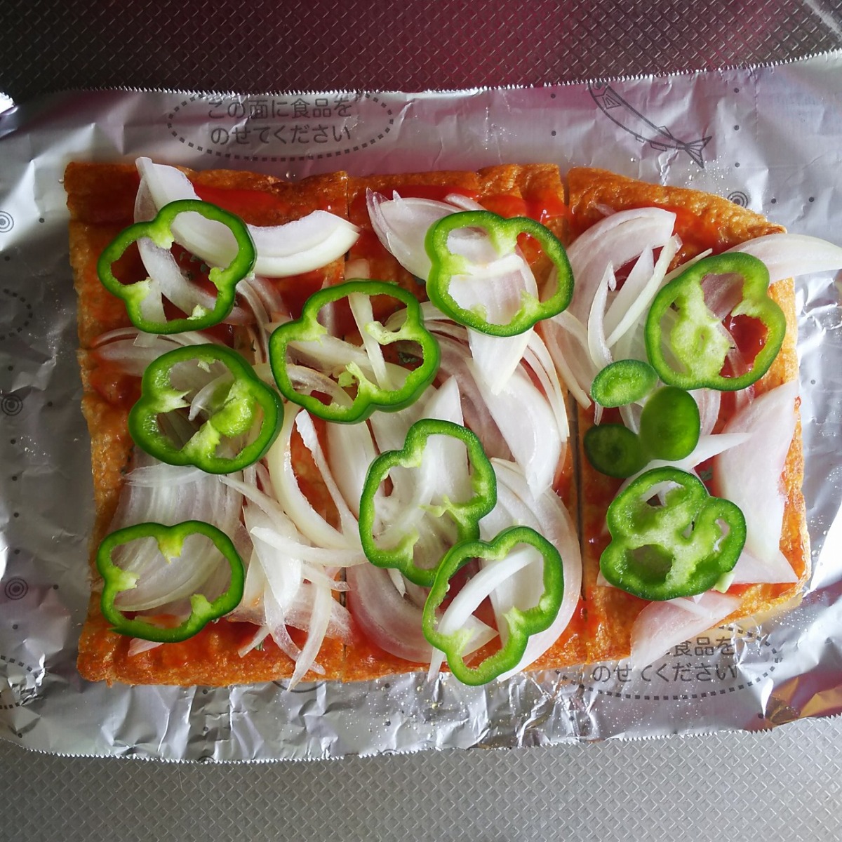 スライスした玉ねぎ・ピーマンを揚げにのせる
