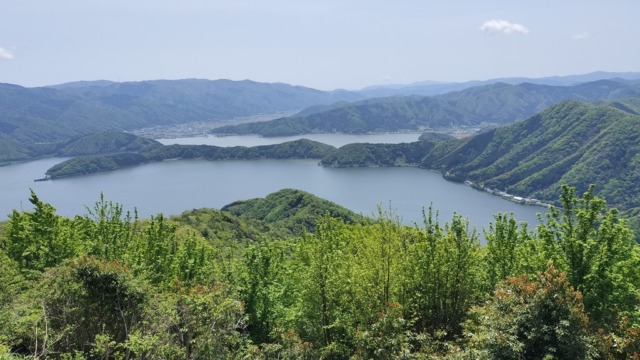 山頂からの三方五湖の眺め