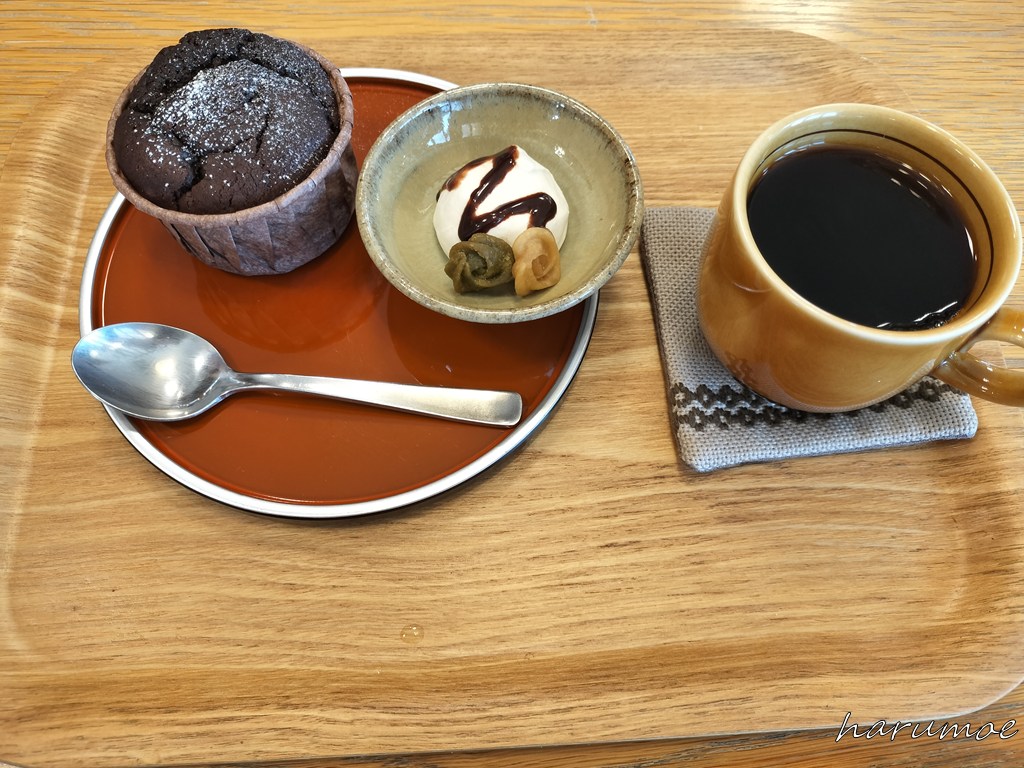 natural kitchen SALの米粉と豆腐のチョコブラウニーとコーヒー