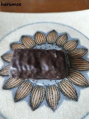 ドライメロンをチョコでコーティングしたお菓子