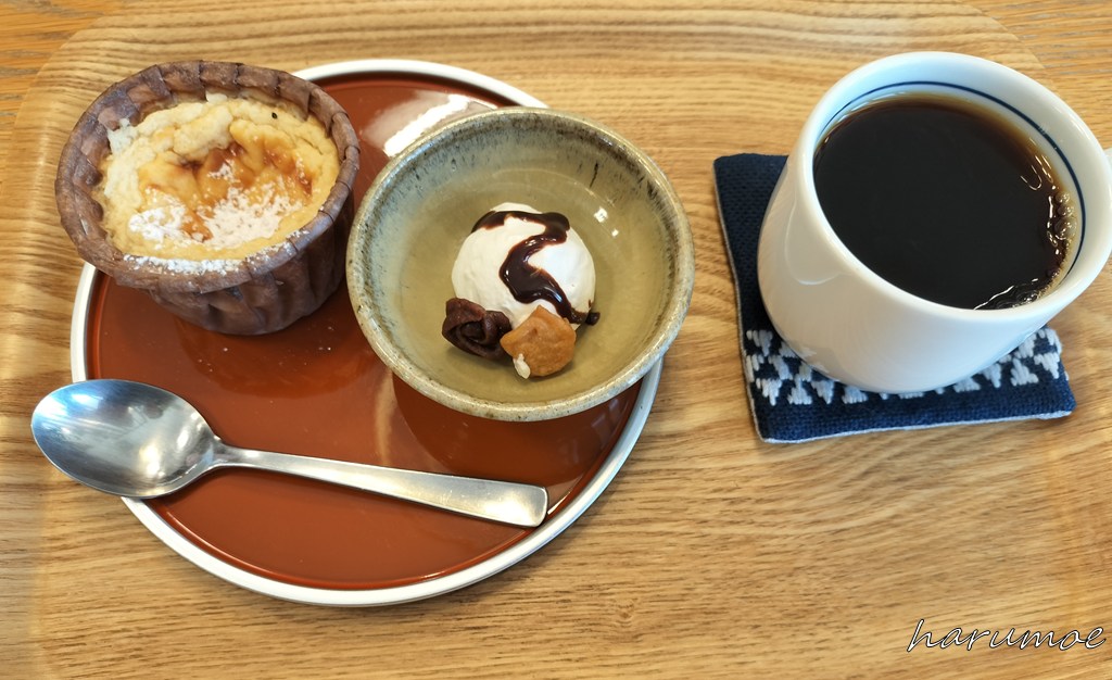 natural kitchen SALの米粉のベイクドチーズケーキとコーヒー