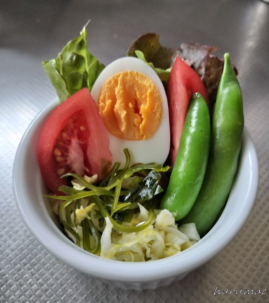 サラダに盛り付けた昆布