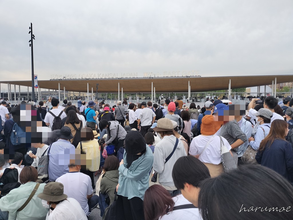 入場を待つ人だかり