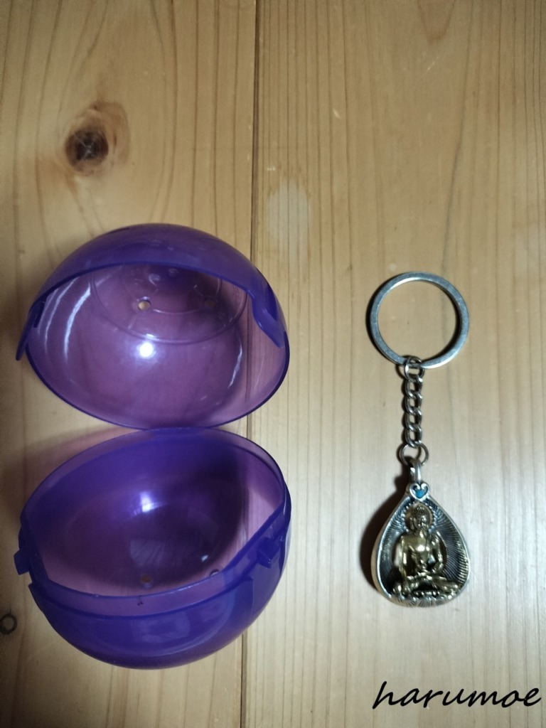 ネパール館でのガチャガチャは仏像のようなもののキーホルダーでした。