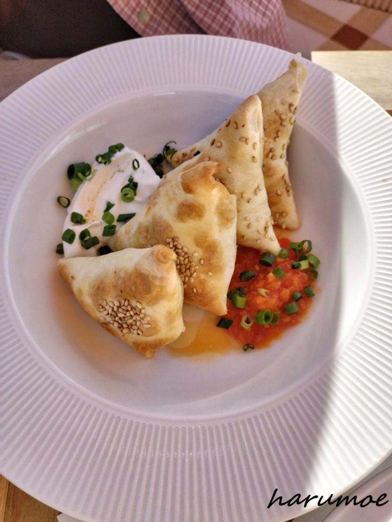 白い皿に盛られた料理ピシメ