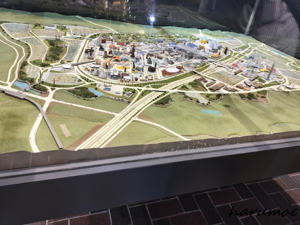 EXPO'70（大阪万博）会場全体の精密な模型。中央にお祭り広場と太陽の塔、周囲に各国・企業パビリオンが配置され、高速道路や駐車場など周辺のインフラも再現されている。